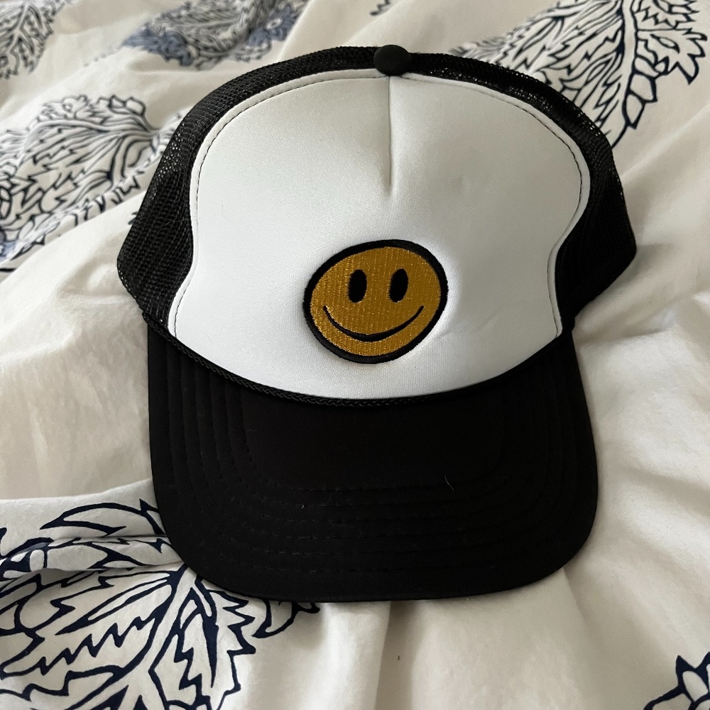 SMILEY FACE TRUCKER HAT